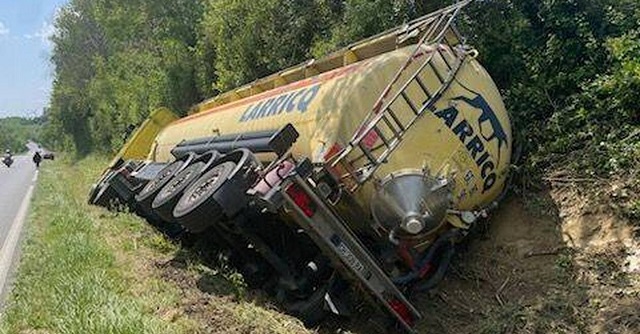 #DeuxSèvres. Le poids lourd se couche dans le fossé entre Niort et Parthenay.
→ bit.ly/42POv2r