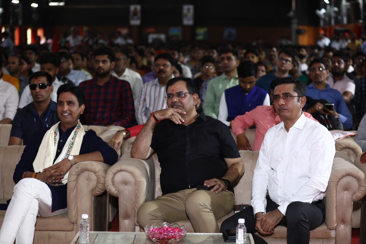 pkumar1997's tweet photo. संत अतुलानंद कान्वेंट स्कूल वाराणसी के इंद्रधनुष सभागार में मां सरस्वती के वरद् पुत्र डॉ कुमार विश्वास ने बच्चों को संस्कार के पाठ पढ़ाए... अद्भुत उद्बोधन.. सम्मोहित करने वाली प्रस्तुति.. https://t.co/MdHih6yXAt