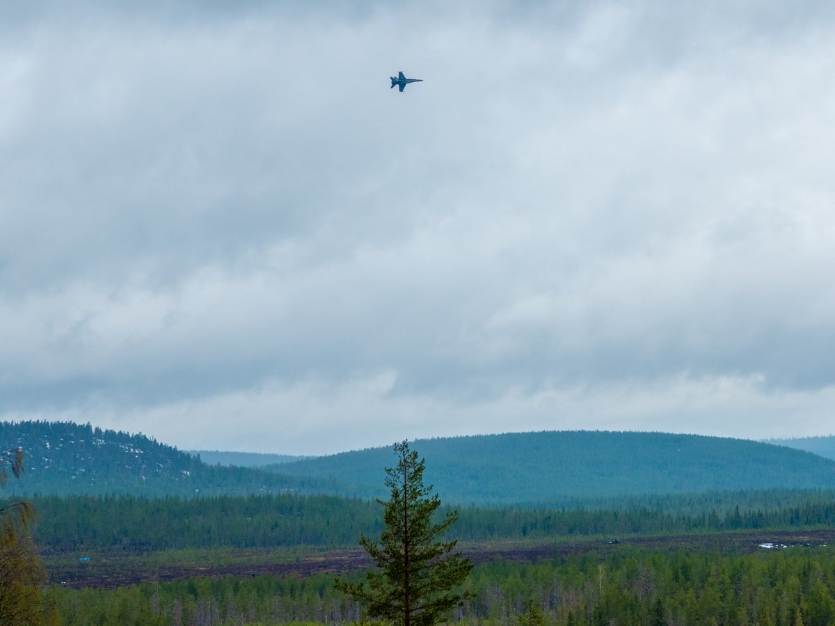 Maavoimat's tweet image. In the exercise #LIST23 joint operating was conducted at a forward observation post. 🇫🇮 Joint Fire Support Team was strengthened by 🇺🇸 @USMC FCT and 🇬🇧 JTAC. @FinnishAirForce F/A-18 Hornet carried out the air-to-ground delivery to the jointly acquired target. #StrongerTogether