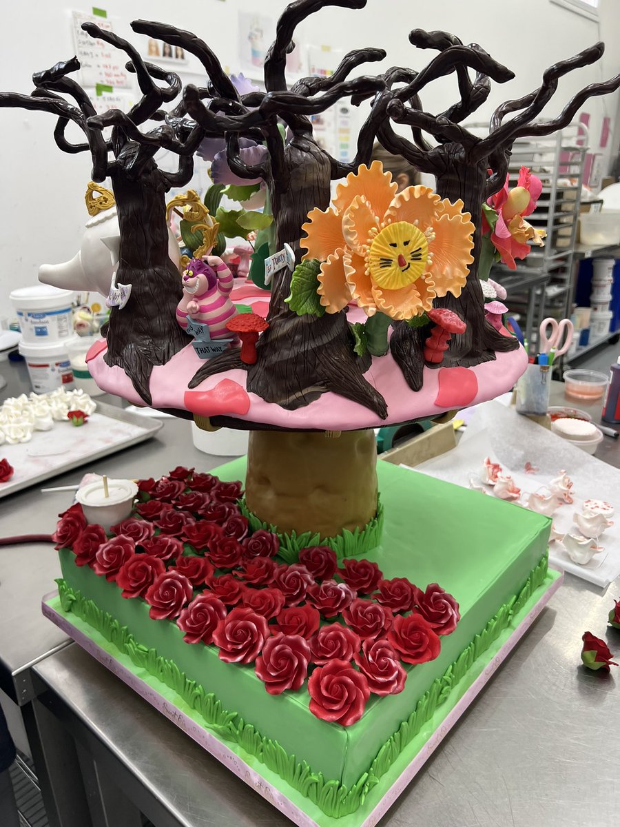 All this week we worked in this #aliceinwonderland cake , LIKE if you want to see the final result and the amazing table dessert we set up for the birthday girl 🥳 #customcake