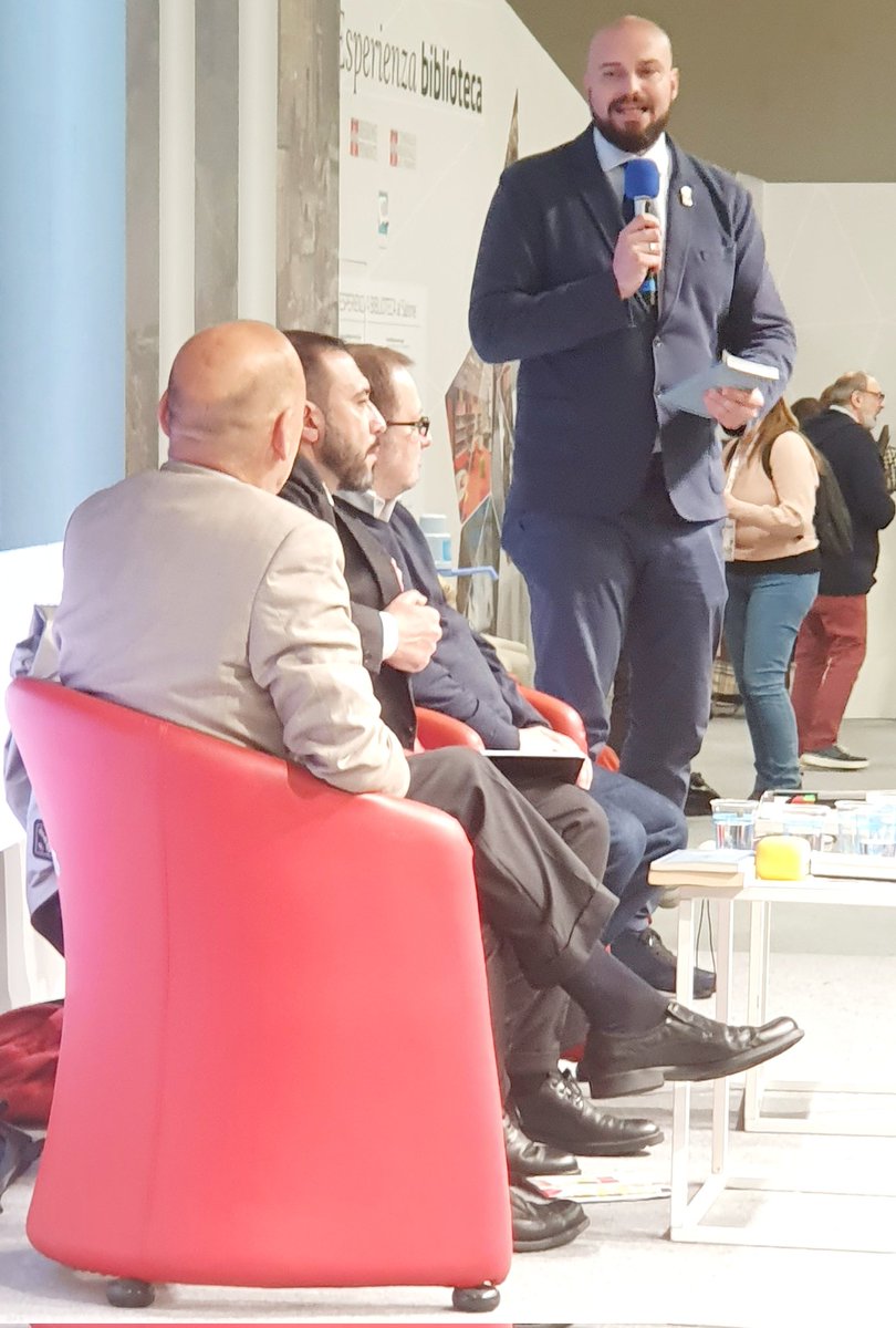 piemonte_italia's tweet photo. Si parla di #GabrieleDAnnunzio al #SalTo23, #ArenaPiemonte, con la presentazione di "L'officina del Vate. I taccuini di Primato 1896-1907" (#GiubileiRegnani). Partecipa #GiordanoBrunoGuerri con il saluto dell'Assessore all'Emigrazione per la @regionepiemonte. #piemontedavivere https://t.co/l8BIcKgfMV