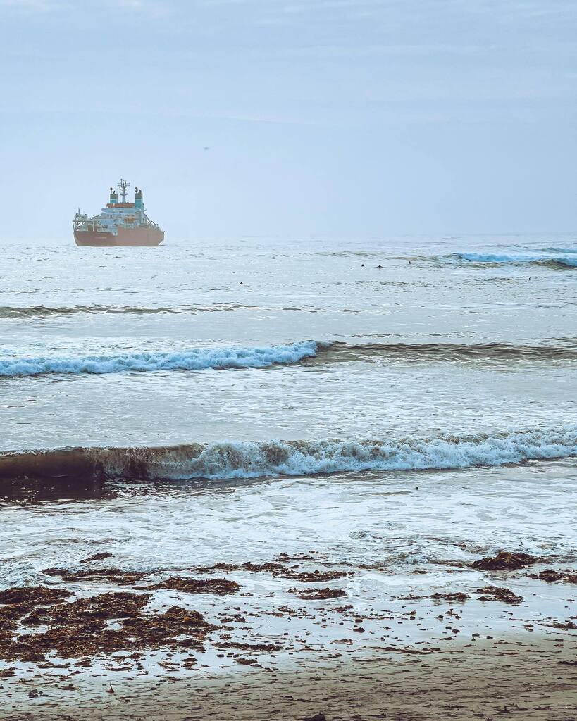 Cable ship on the horizon 
(spot the surfers)
.
.
.
#orkney #ship #surfing #islandlife #photography #skaill #beach #landscape #picoftheday #surf #sea #coast instagr.am/p/Csb8rE4I7Bd/