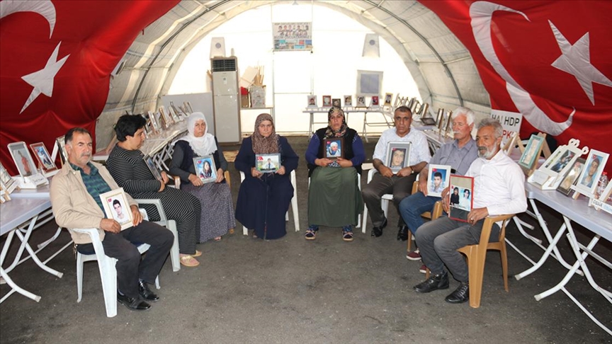 anadoluajansi's tweet photo. Annelerden Bedriye Uslu: Çocuklarımızı almadan gitmeyeceğiz. Kararlıyız.

Diyarbakır annelerinin evlat nöbeti 1356. gününde kararlılıkla sürüyor https://t.co/9I9RaF9qzZ https://t.co/Ef3fmDTNCB