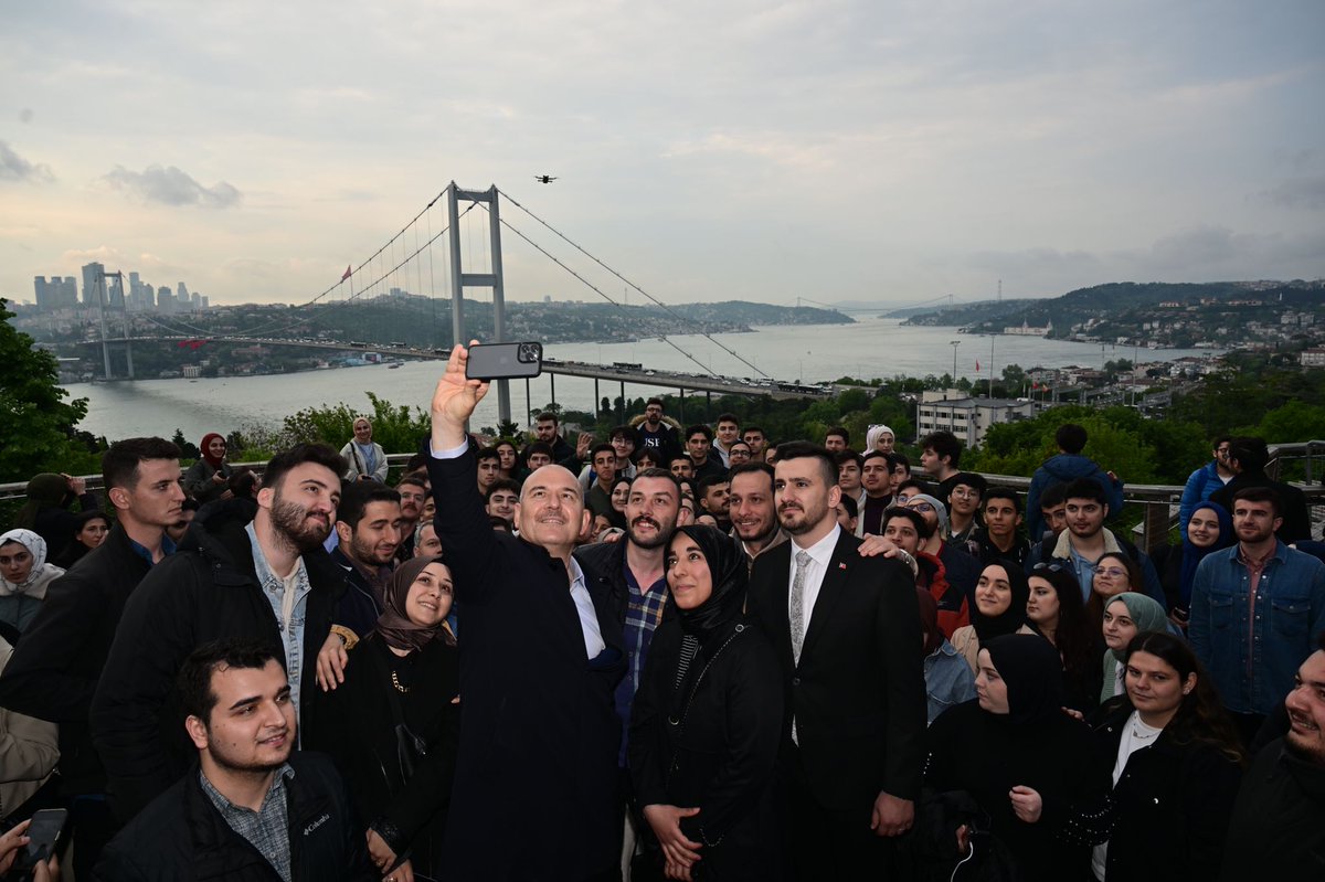 suleymansoylu's tweet photo. Bu seçim, Batı'nın vesayetinin Türkiye'de tamamen kırılmasının mührüdür.

Bundan 20 yıl sonra gençler şunu söyleyecekler:
Ülkemizi düşman ayağından 1919'da Gazi Mustafa Kemal önderliğinde başlayan Kurtuluş Savaşı'nın kurtarması gibi Batı'nın vesayetinden de Recep Tayyip Erdoğan kurtarmıştır diyecekler...

💚 Üsküdar Nakkaştepe Millet Bahçesi
🇹🇷 #19Mayıs Gençlik Buluşması