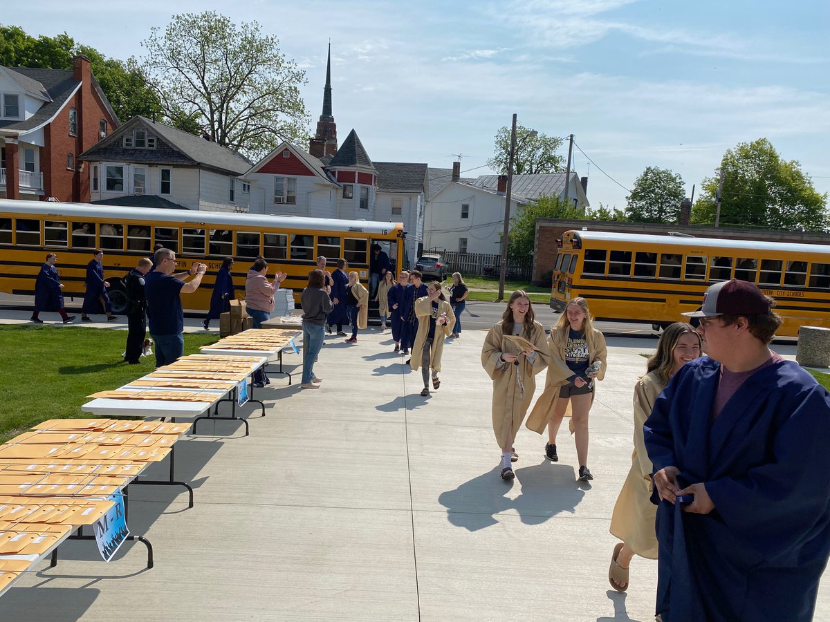 tiffin_schools's tweet photo. The entire district celebrated the Clap Out of the Class of '23. The procession of seniors through each building gave staff the chance to celebrate their part in the life of each grad, as well as inspiring TCS students from K to grade 11 to work hard for their own future success. https://t.co/jGwqmTpTfj