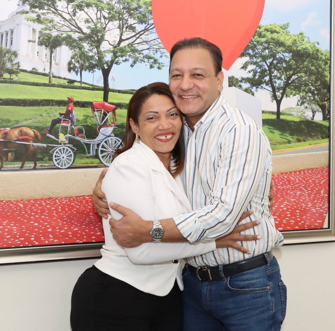 [AHORA]

Candidato presidencial del PLD, Abel Martínez juramenta a la dirigente y coordinadora del PRM en Austria, destacada empresaria Jenny Severino, le acompaña el empresario dominicano radicado en Madrid, Bolivar Reyes.

#AbelPresidente24