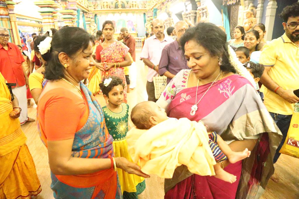 LGov_Puducherry's tweet photo. Engaged with people and children at #MANAKULAVINAYAGAR TEMPLE.
@DrTamilisaiGuv
#peopleinteraction https://t.co/UDo0yZlBLR