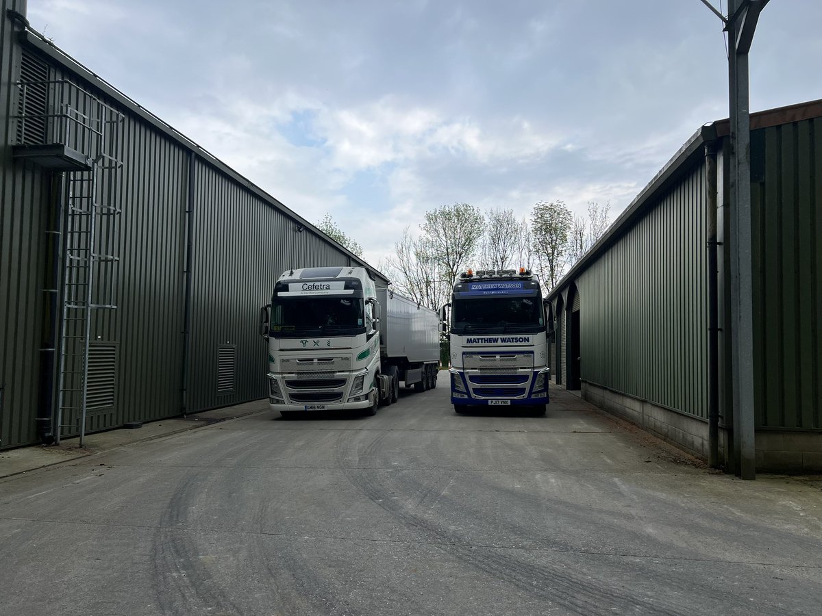 Team Photograph at a valued customer on the #YorkshireWolds today loading wheat for @Cefetra 👌👌🤗 #grain #haulage #farming @SteveClark1980