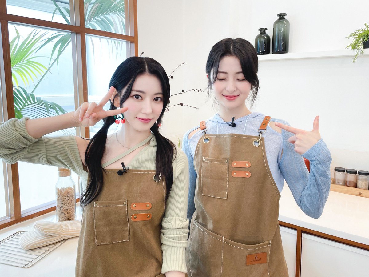 Eventually, the moment I've been waiting for has arrived. Sakura eonni and I have instantly transformed into master chefs who will rule this room with luscious aromatic food. This time, a dish from Genshin will be recreated in real visuals. These fearless girls got you covered.
