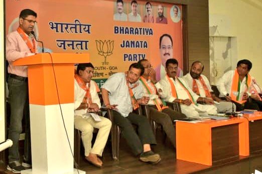 NavinRaikar's tweet image. It was an absolute privilege to address the @BJP4Goa's District Executive Meeting at the #SouthGoa District office. The event was graced by the presence of eminent personalities such as @ShetSadanand, @TendulkarBJP, @NSawaikar, @DayanandSopte, @DajiSalkar, Tulsidas Naik,
