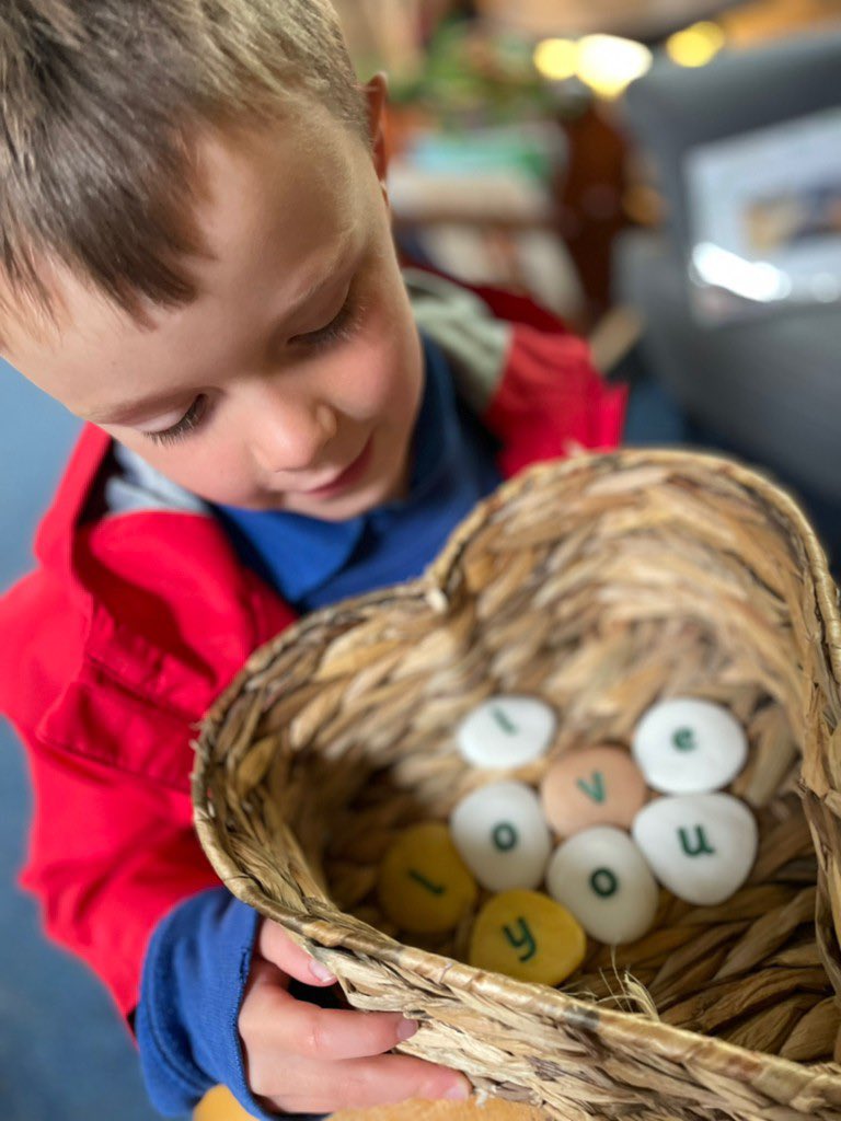 FOG_Acorns's tweet photo. Acorns have been using pebble letters to spell words and have been using Fred talk to read their words back⭐️ #FOGReading https://t.co/Mgf5Q7RR3y