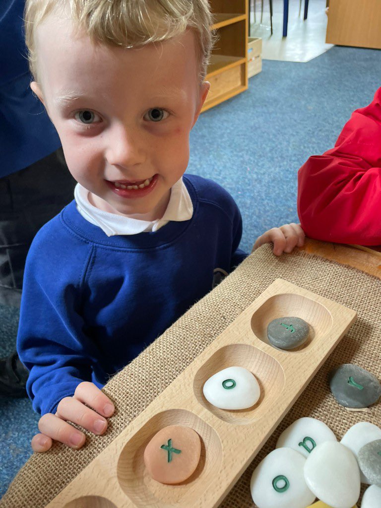 FOG_Acorns's tweet photo. Acorns have been using pebble letters to spell words and have been using Fred talk to read their words back⭐️ #FOGReading https://t.co/Mgf5Q7RR3y