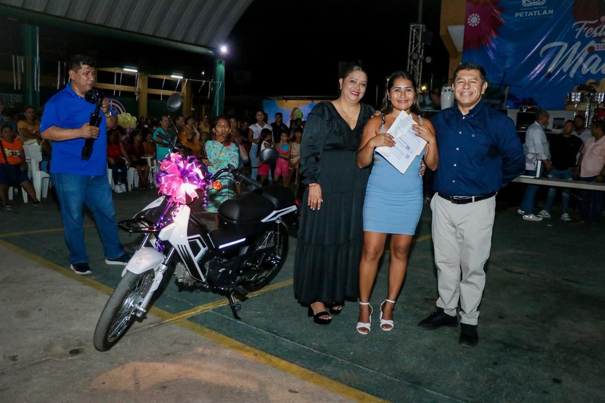 eltocumbo's tweet photo. ¡Una ves más celebramos a las madres en su día, la verdad me dio mucho gusto encontrarme con tantas amigas y poder celebrarlas cómo merecen... muchas felicidades a todas!!

#VivamosLaCiudad #PetatlánEsParaTodos https://t.co/8q4nbGfyKv