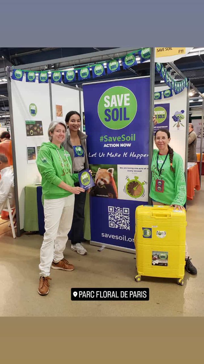 Surprise visit from Nathalie! @wheelsforsoil at #SaveSoil stand in Paris during #YogaFestival 

Spreading the message amongst the visitors #SauvonsLesSols 

@YogaFestival_FR #France 

@cpsavesoil