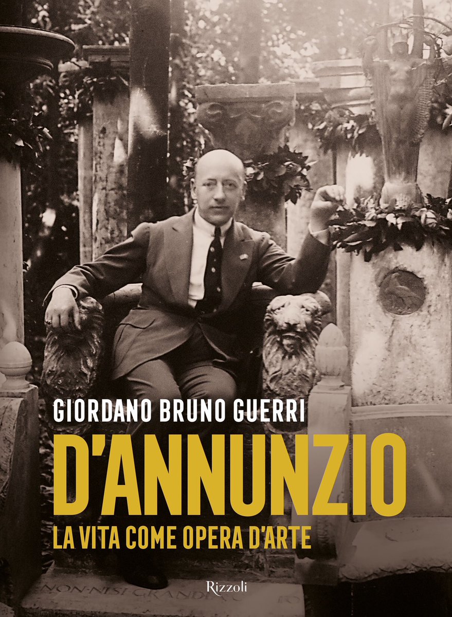 vittoriale's tweet photo. Al @SalonedelLibro di #Torino, Piero Muscari, editore di https://t.co/sUB8sOfOi0, premia con “Il libro dei Libri” @GBGuerri e il suo “D’Annunzio. La vita come opera d’arte”, il volume di maggior successo o che meglio rappresenta il dossier delle Capitali Italiane del libro. https://t.co/vv7jumjq2y