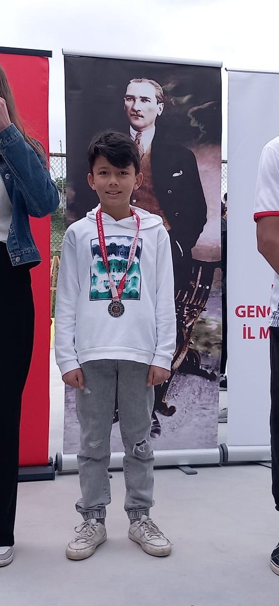 Kale 19 Mayıs Atatürk'ü Anma, Gençlik ve Spor Bayramı Satranç Turnuvası'nda 6'da 6 yaparak 1'incilik ve 2'ncilik  derecesi alan  öğrencilerim Ali Mete Ün ve Utku Ün'ü tebrik ediyorum. Basarilariniz daim olsun aslanlar. 💪💪😊