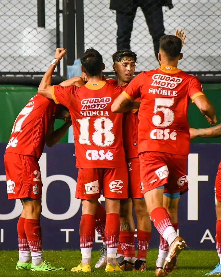 RevoDepo's tweet photo. Victoria del Arse.
Arsenal venció 2-1 a Independiente en Sarandí por la fecha 17 del Torneo Argentino 🇦🇷⚽

#revoluciondeportiva #arsenal #independiente #futbol #futbolargentino #periodismodeportivo #periodismo https://t.co/86vhglF50l