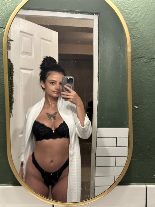 New photo shoot coming 😘 https://t.co/s2eTEhxMUI