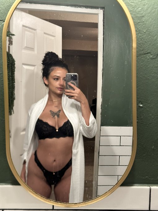 New photo shoot coming 😘 https://t.co/s2eTEhxMUI