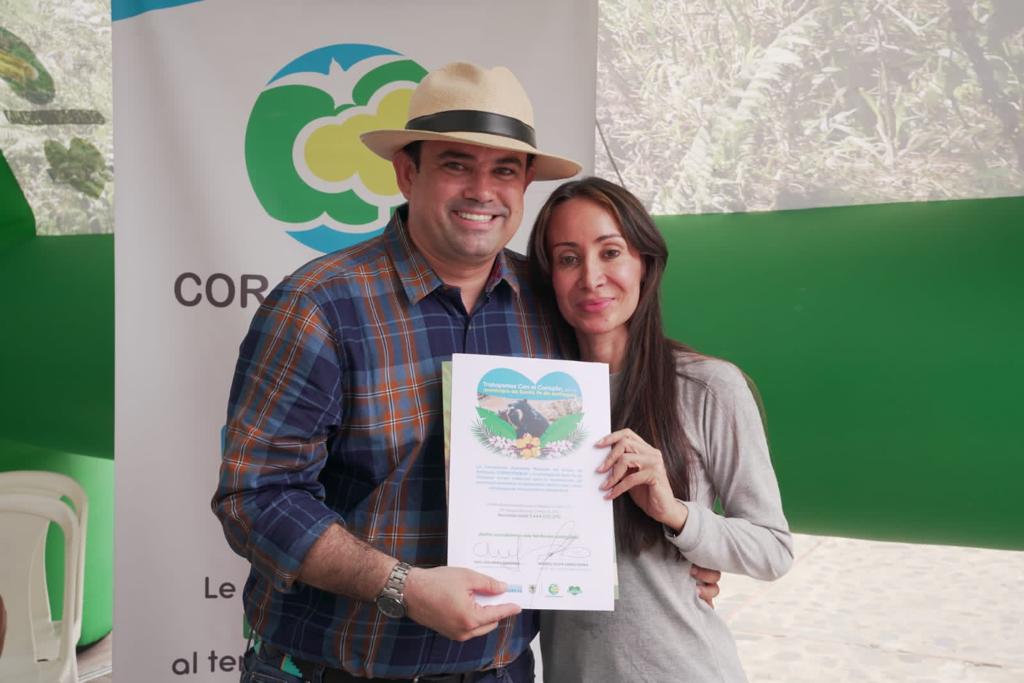 Corantioquia's tweet photo. #ConElCorazón seguimos trabajando incansablemente para proteger y preservar el patrimonio ambiental de la región. En esta ocasión, destinamos una inversión de $5.000 millones para impulsar acciones de conservación y restauración en el occidente de Antioquia. https://t.co/WTMz4ctGow