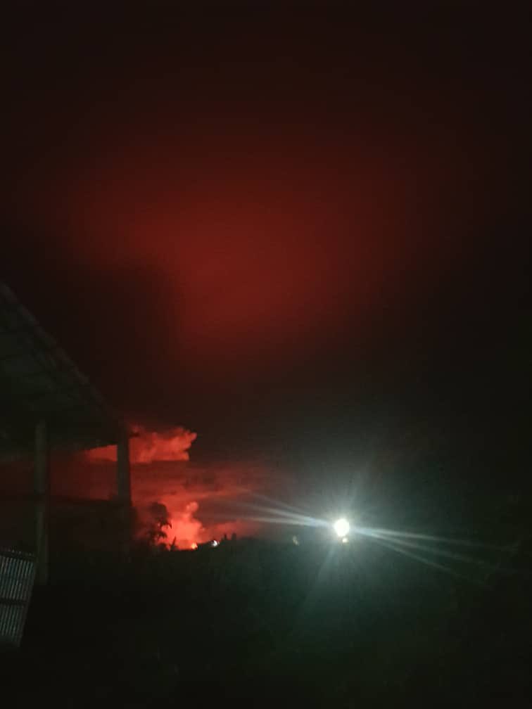 AlKatanty's tweet photo. Le directeur technique de l’OVG appelle la population de Goma au calme. Le Volcan Nyamulagira est bien en eruption et comme toujours, sans danger pour la ville. https://t.co/G3Jxnamwca