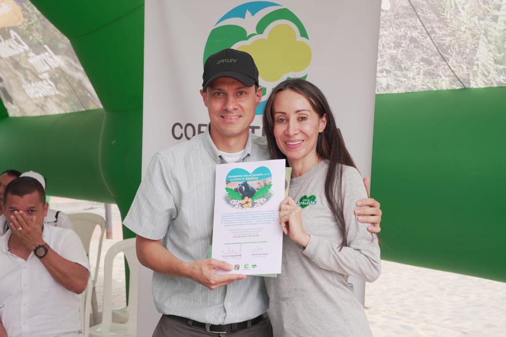 Corantioquia's tweet photo. #ConElCorazón seguimos trabajando incansablemente para proteger y preservar el patrimonio ambiental de la región. En esta ocasión, destinamos una inversión de $5.000 millones para impulsar acciones de conservación y restauración en el occidente de Antioquia. https://t.co/WTMz4ctGow