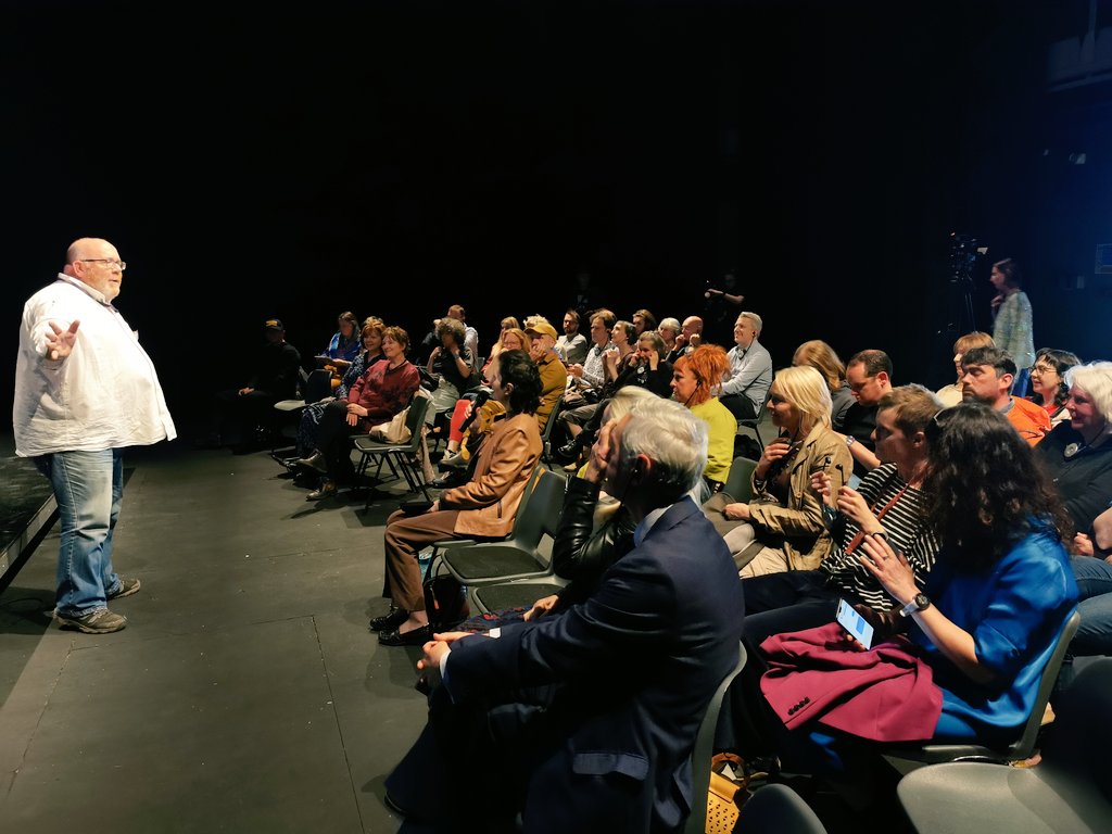 Dros y deuddydd nesaf rydym yn dathlu gwaddol Mike Pearson fel athro, mentor a darlithydd. 

Mae'r panel cyntaf ar droed: 'Yr Adran, Brith Gof a Theatr, Ffilm a Theledu yng Nghymru' gyda <a href="/sionedwiliam/">Sioned Wiliam</a> yn y gadair ac <a href="/elancloss/">elancloss</a> @catrinms Matthew Aran &amp; Lis Hughes Jones.
#ogof