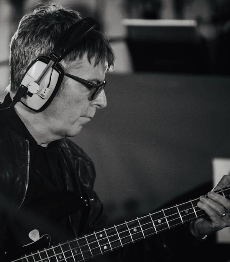 CasitaTerrock's tweet photo. Fallece #AndyRourke a los 59 años de edad a causa de un cáncer de páncreas. Bajista de la banda inglesa #TheSmiths y que participó en distintos proyectos musicales como #ThePretenders, #Freebass, #DARK. 💐🙏 #GoodTrip https://t.co/P50PeZhW9t