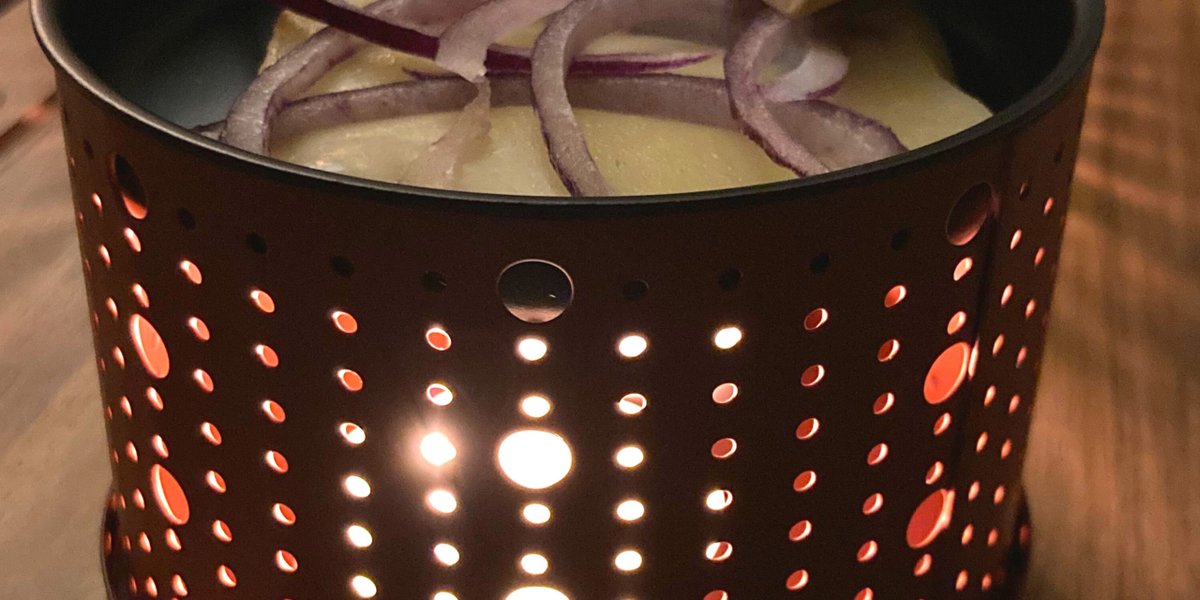 TastyLifeMag's tweet photo. Hé, ok, c'est le printemps. Mais il ne fait pas chaud, c'est pas du tout le contexte printanier en ce moment. Alors, qui est prêt pour une raclette ?! On avait parlé de celle-là au printemps dernier. Et c'est franchement top ! RACLEEEEETTE !

https://t.co/qg2QjpuRSD https://t.co/SsWFddkN3h