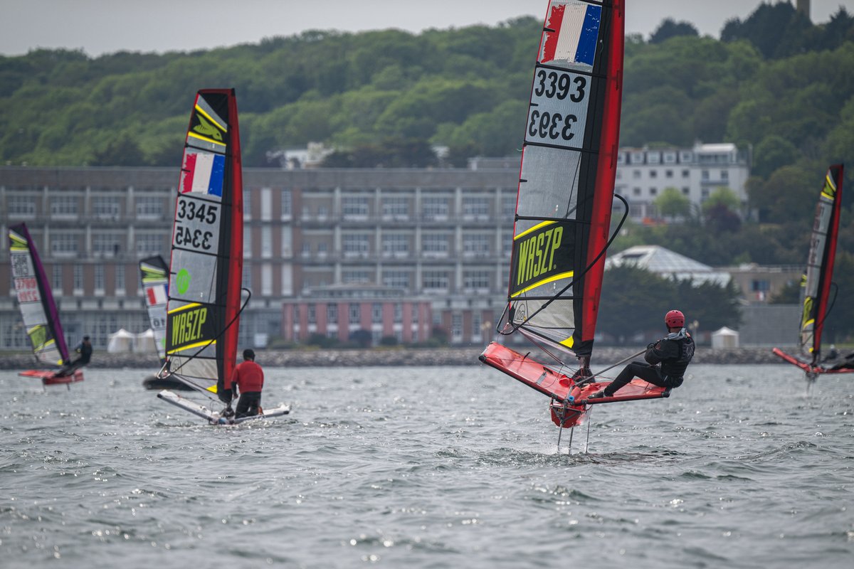 Clap de fin pour la 2ème journée du GPEN ⛵! Les podiums se dessinent mais rien n'est joué ! 🥇Encore une journée de régates sur les sites de l'@Ecole_navale , de Roscanvel, de Camaret-sur-mer et de @BrestFr pour tous nos équipages ! ⚓