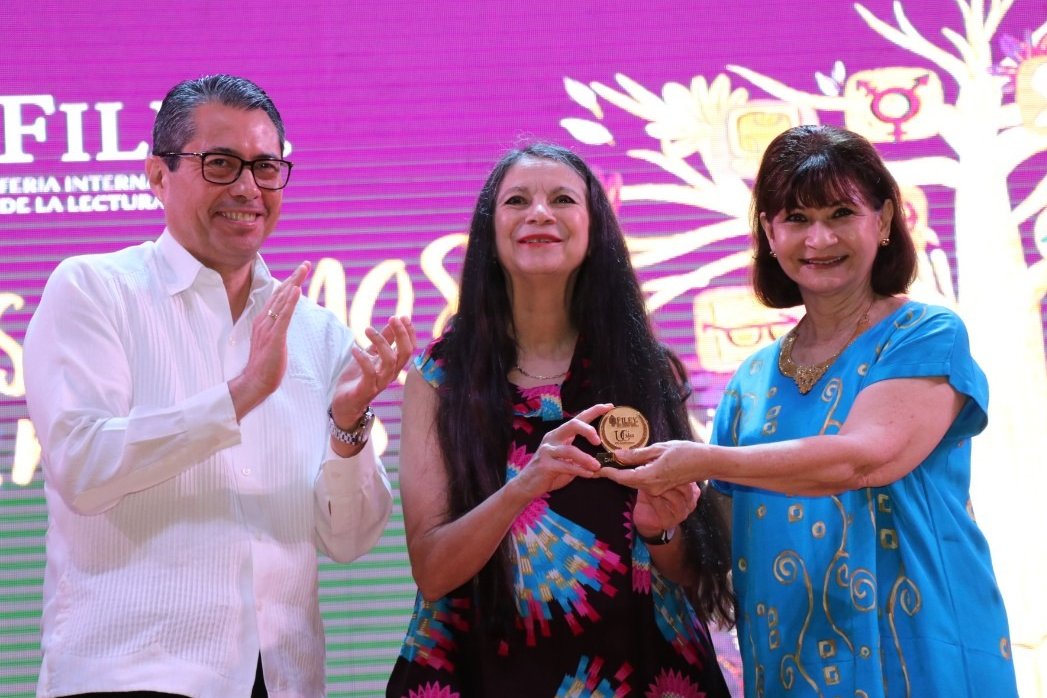 “Eva viene a Mérida”, lectura y reflexión en torno a “El libro de Eva”, de <a href="/carmenboullosa/">Carmen Boullosa</a>, donde el personaje bíblico asume su propia voz.
Sigue este lúcido conversatorio de #FILEY2023: youtu.be/WDy8DG05XB4
Invitan <a href="/EmbaMexBee/">Embassy Mexico in Belize</a> e <a href="/InsCulturalMxBz/">Instituto Cultural de México en Belice</a>, en colaboración con <a href="/la_filey/">lafiley</a>