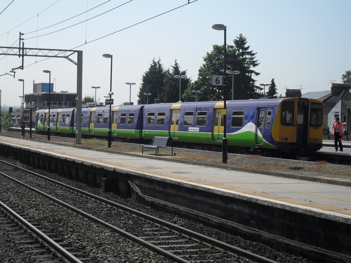 Sim0nTrains's tweet image. A few Class 313s on the Watford DC Line back in 2010. 2 photos at London Euston and 2 photos from Watford Junction working London Overground services. 

Will miss the Class 313s, they served the Railways well 1976 - 2023! #class313 #londonoverground #Railways