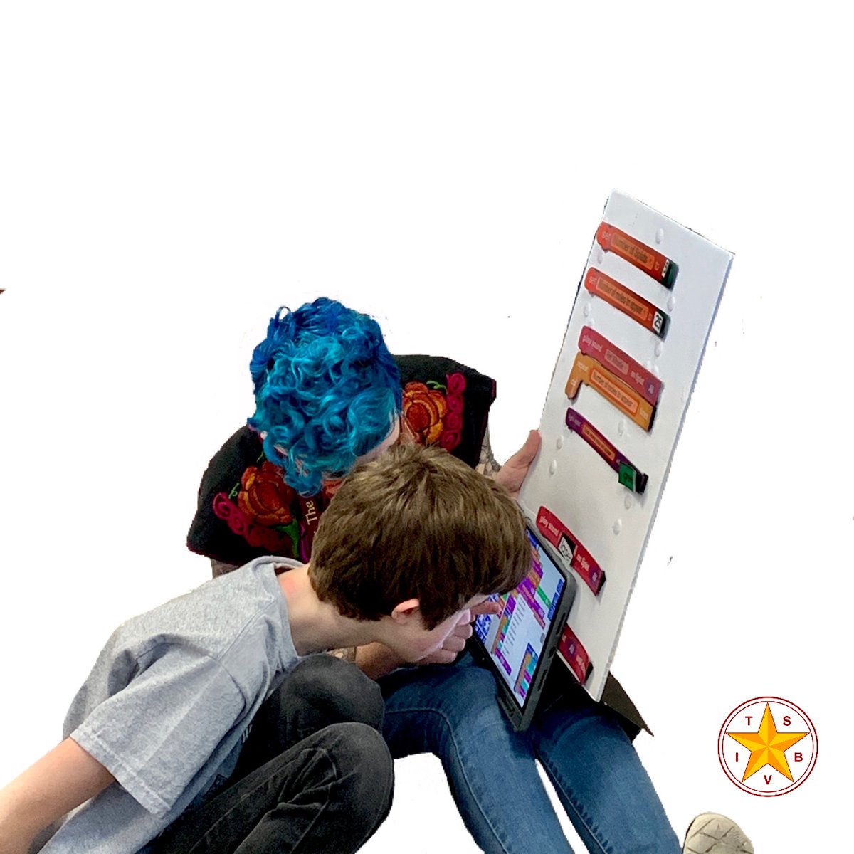 unruly_studios's tweet image. Splats Unplugged 🙌
Erin Shadwick from the Texas School for the Blind and Visually Impaired primes her student's skill by starting with velcro blocks as they build the whack-a-mole code together.
#UnrulyEducators #CodingUnplugged #STEMeducation