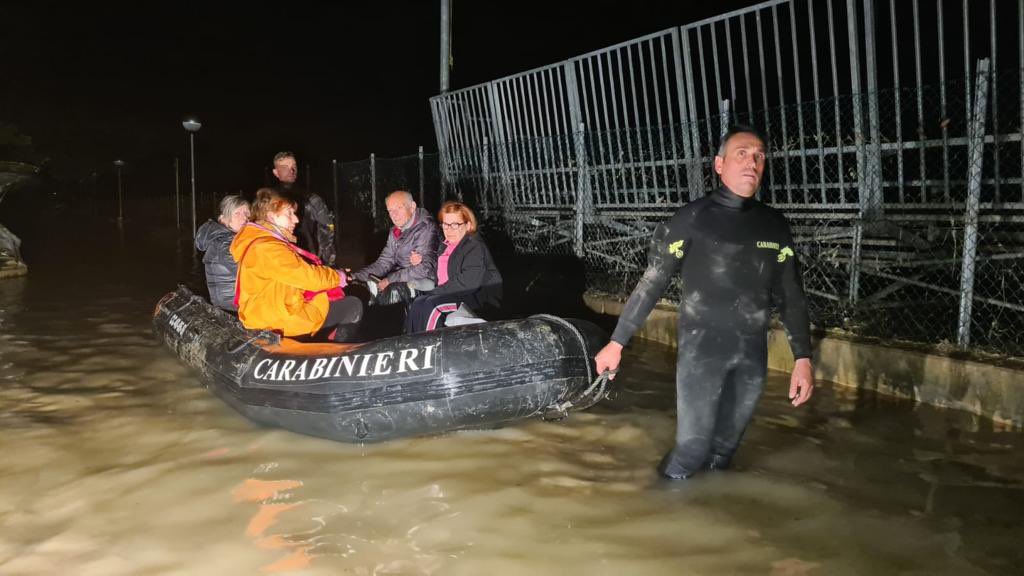 #EmiliaRomagna
“Le nostre #ForzeArmate stanno dimostrando coraggio, spirito di sacrificio e grande solidarietà. Agli oltre 1200 uomini e donne impegnati giorno e notte nelle operazioni di #soccorso va il sincero ringraziamento del Paese e mio personale', così Min @GuidoCrosetto