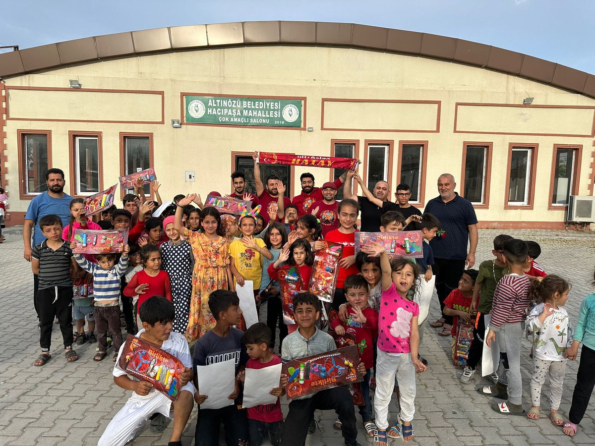 Depremin izlerini bir nebze olsun silebilmek ve yüzlerinde gülümseme yaratabilmek için Hatay’da var gücümüzle çalışmaya devam ediyoruz. Çocuklarımız bizim en büyük umudumuz. #BizBeraberiz 

#uAAVRUPA 
#uAYurtiçi