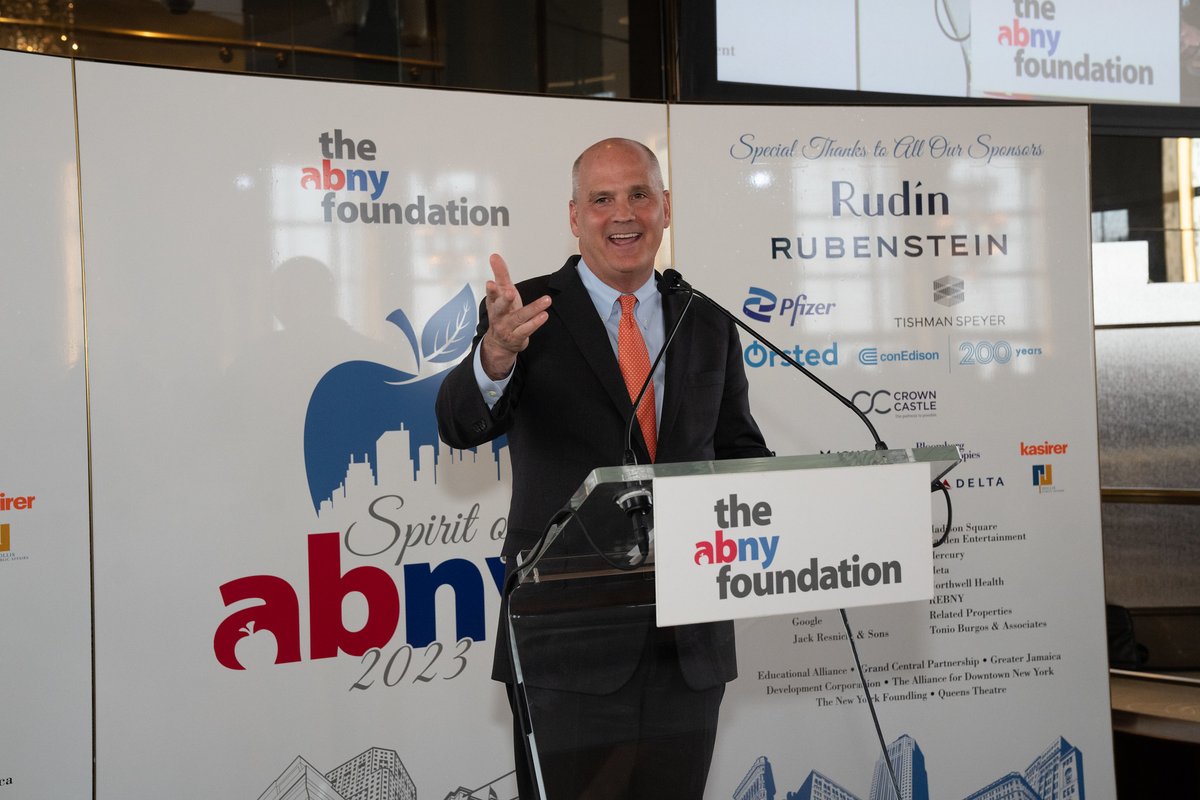 OOBusinessEnt's tweet image. ABetterNY: Ms. Resheske spent 23 years at @ConEdison serving as the Senior Vice President of Corporate Affairs and Con Edison’s CEO Tim Cawley presented her with the Award.