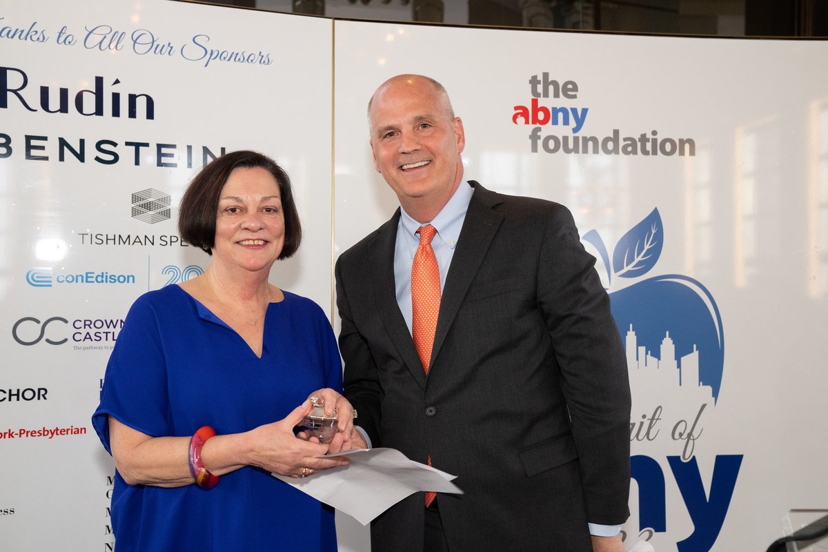 OOBusinessEnt's tweet image. ABetterNY: Ms. Resheske spent 23 years at @ConEdison serving as the Senior Vice President of Corporate Affairs and Con Edison’s CEO Tim Cawley presented her with the Award.