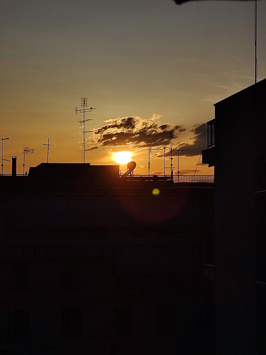 mixalhs_gkikas's tweet photo. Φωτογραφίζοντας την δύση του ήλιου.
#Photographingthesunset. 
#Sunset.
#Sunsetime.
#Sunsetlover. 📸🌇🌫️🟠 https://t.co/GctDMSustc