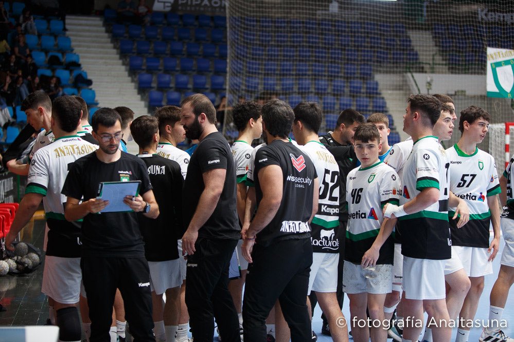 JUVENIL MASCULINO | 𝐅𝐚𝐬𝐞 𝐅𝐢𝐧𝐚𝐥

🤯𝑩𝑬𝑵𝑫𝑰𝑻𝑨 𝑳𝑶𝑪𝑼𝑹𝑨𝑨𝑨𝑨𝑨𝑨𝑨

✅ Estamos entre los cuatro mejores equipos de España. Mañana, a por las semifinales. ¡Qué barbaridad!