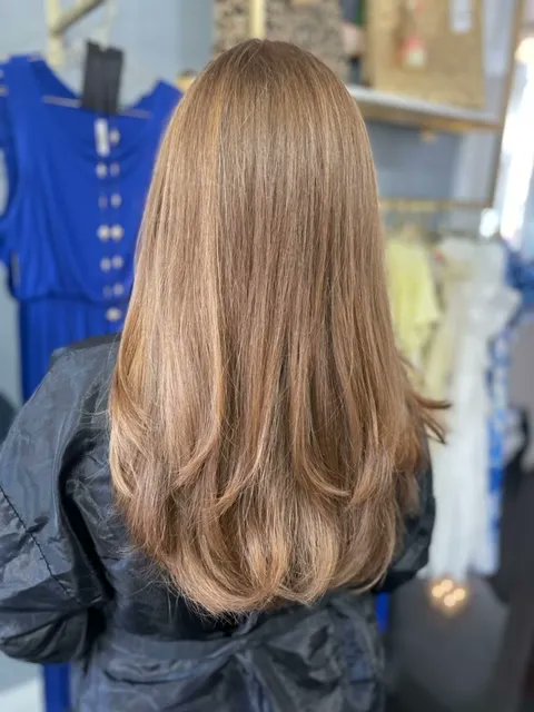 Lily wanted a new style! Eve gave her a beautiful haircut with lots of layers! 
#lavishthewoodlands #thewoodlands #houstontx #woodlandsbalayage #salonthewoodlands #houstonsalon #blowdrybarthewoodlands #thewoodlandshairsalon #hairextensions #blondespecialists  #handtiedextensions