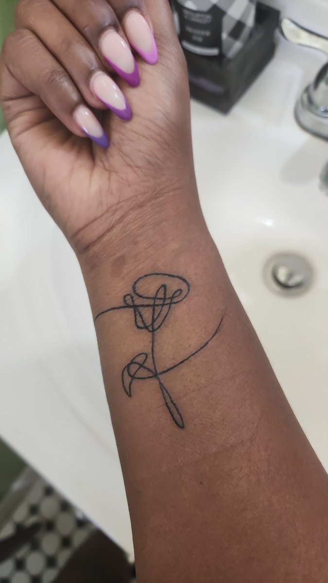 harabeeeee's tweet photo. Words can't describe how incredible Oakland was with my super tuna gang! Got my first tattoo as well to commerate the trip. I love y'all sm and yoongi you da best thanks for bringing us all together #DDAYINOAK @BTS_twt https://t.co/PymolYDaEg