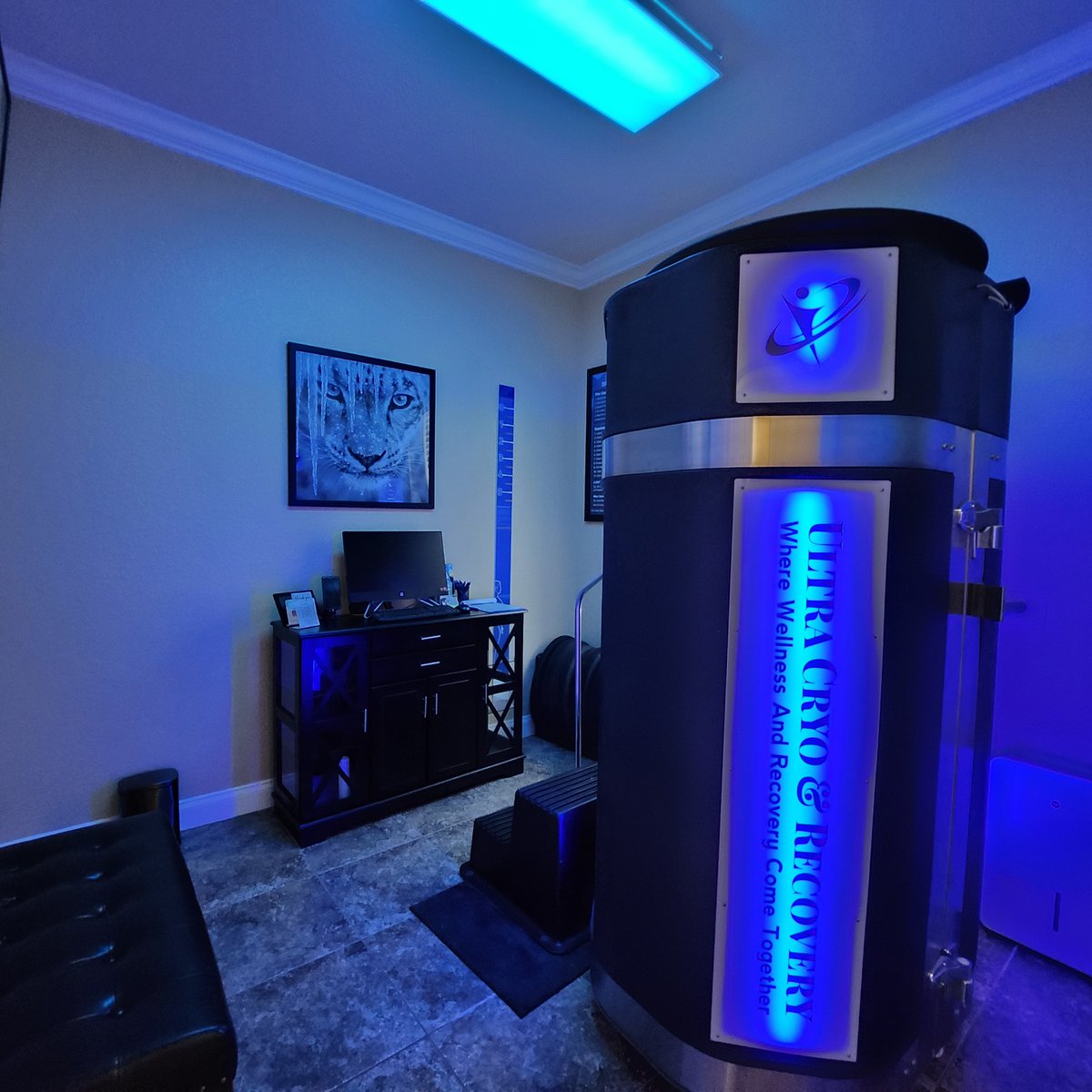 Congratulations to Ultra Cryo Recovery for celebrating its Grand Opening with a ribbon-cutting ceremony.
Welcome to the Chamber and Lakeland community; We're happy to have you!