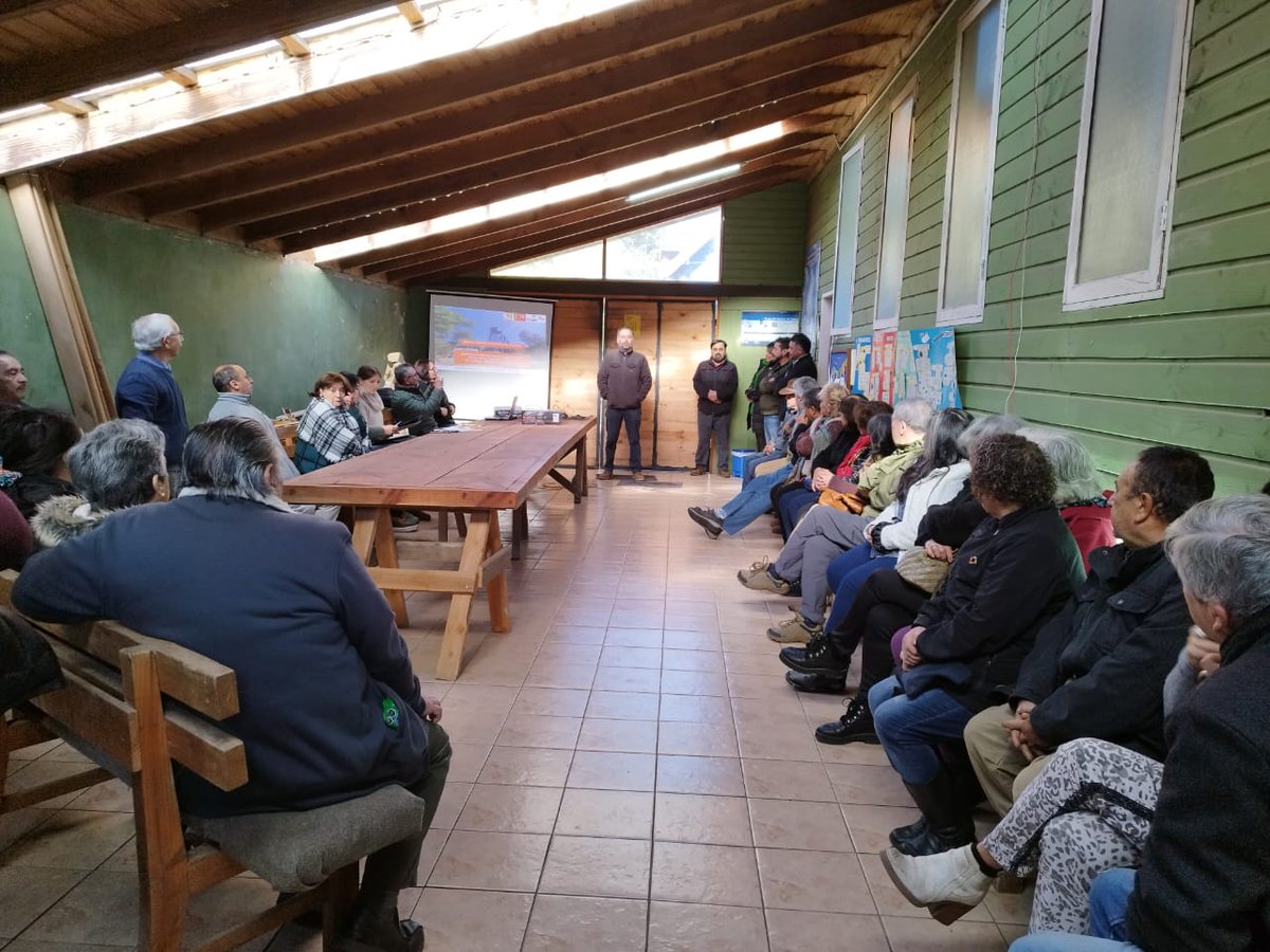VillarricaMuni's tweet photo. 📷Tercera y última reunión de Participación Ciudadana (PAC) se realizó hoy para llegar a tener agua potable en el sector de #Molco Medio, en #Villarrica. https://t.co/ndPHKJF6W8