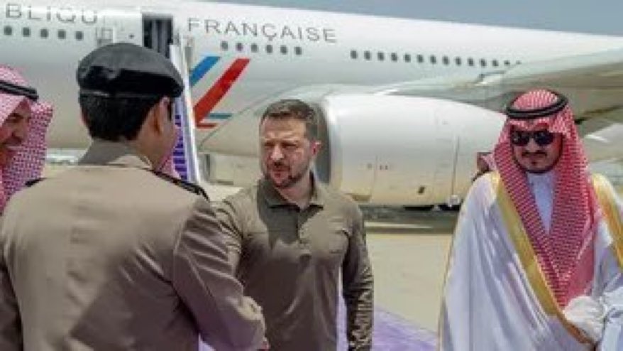 Photo du Président d’Ukraine M. Zelensky arrivant au sommet de la Ligue Arabe dans un avion de la France, si tel est le cas c’est proprement stupéfiant.