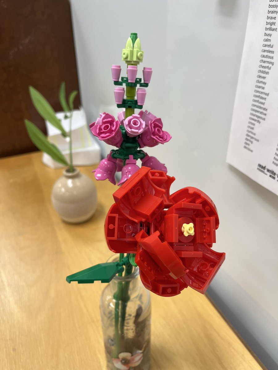 MrRussellTeach's tweet photo. Day 165/180 of tweeting about #STEAM Checkout what I found in @L_Middlekamp room today. A student gifted Lego flowers to her. https://t.co/z0eksBwSl7