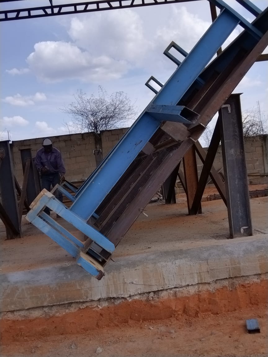 Construcciones metalmecanicas, instalaciones de sistemas mecánicos. En esta oportunidad en el montaje de una astilladora para madera de pino caribe, del bosque de Uverito, Venezuela. En el aprovechamiento forestal en beneficio de la energías alternativa. Biomasa Corporación b&amp;d