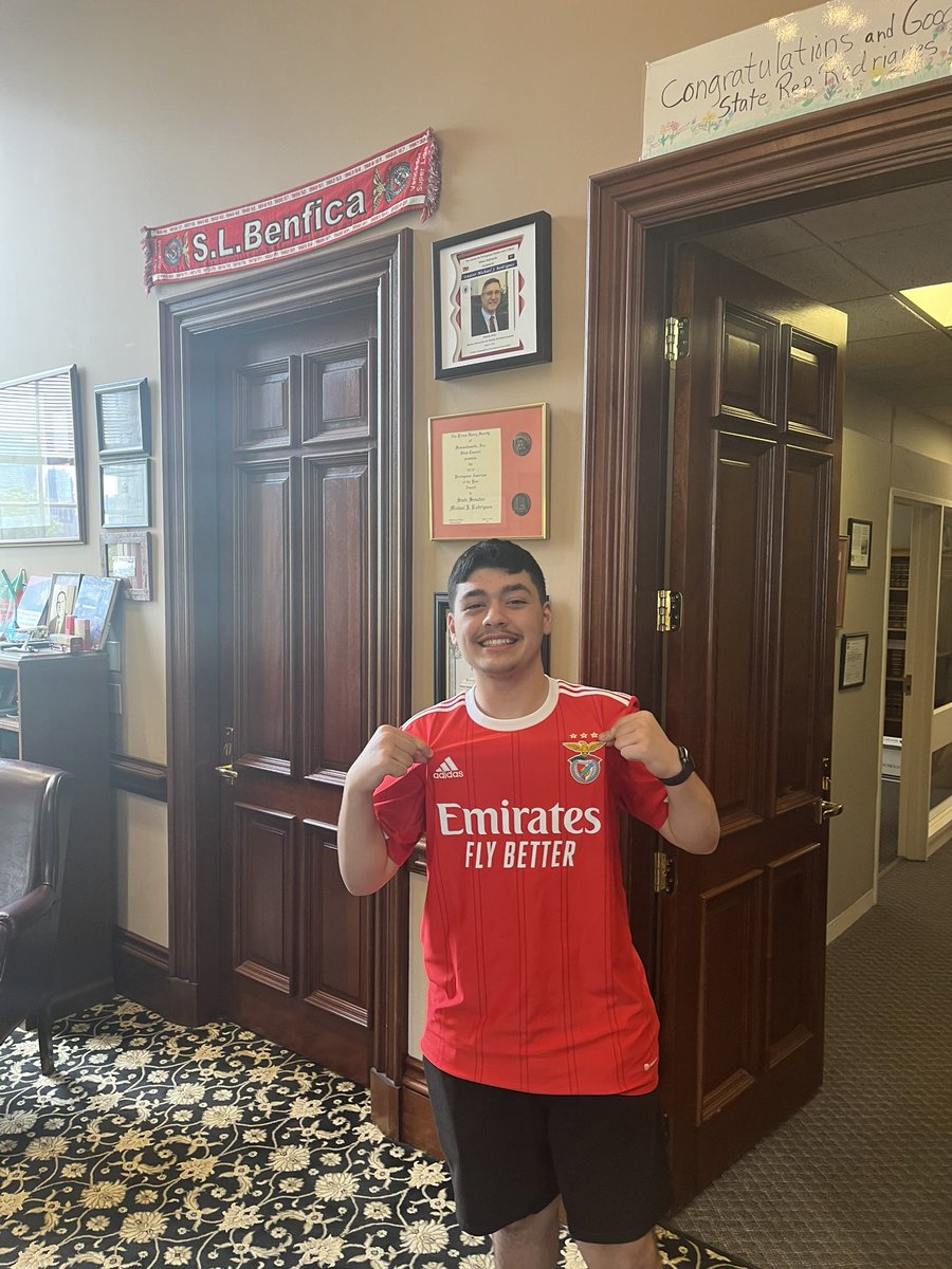 Tomás is on a field trip to Boston. They just visited the statehouse. Of course he finds a Benfica scarf in @SenRodrigues’ office. 👏🏼👏🏼👏🏼 Vamos .@SLBenfica .@slbenfica_en