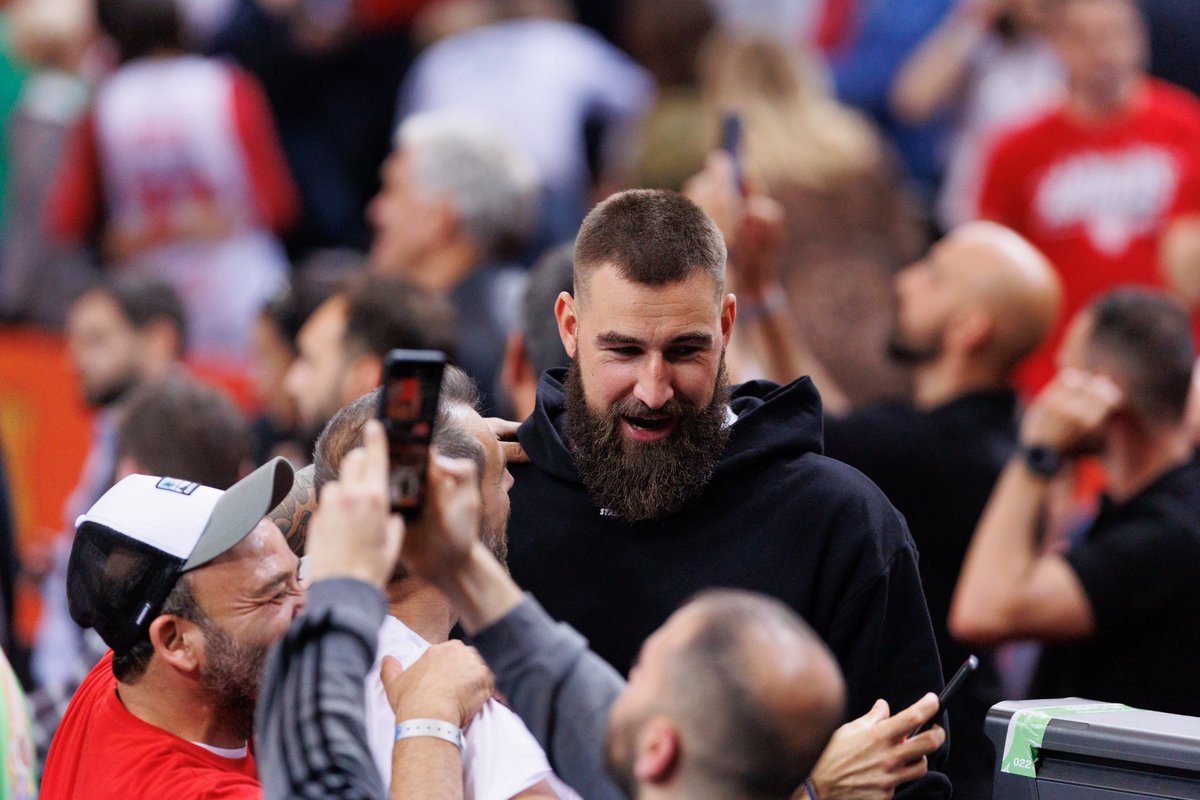 Osportas_lt's tweet image. Jonas Valančiūnas Kaune stebi Eurolygos finalo ketverto kovas #Valanciunas #NBA #Euroleague #Final4