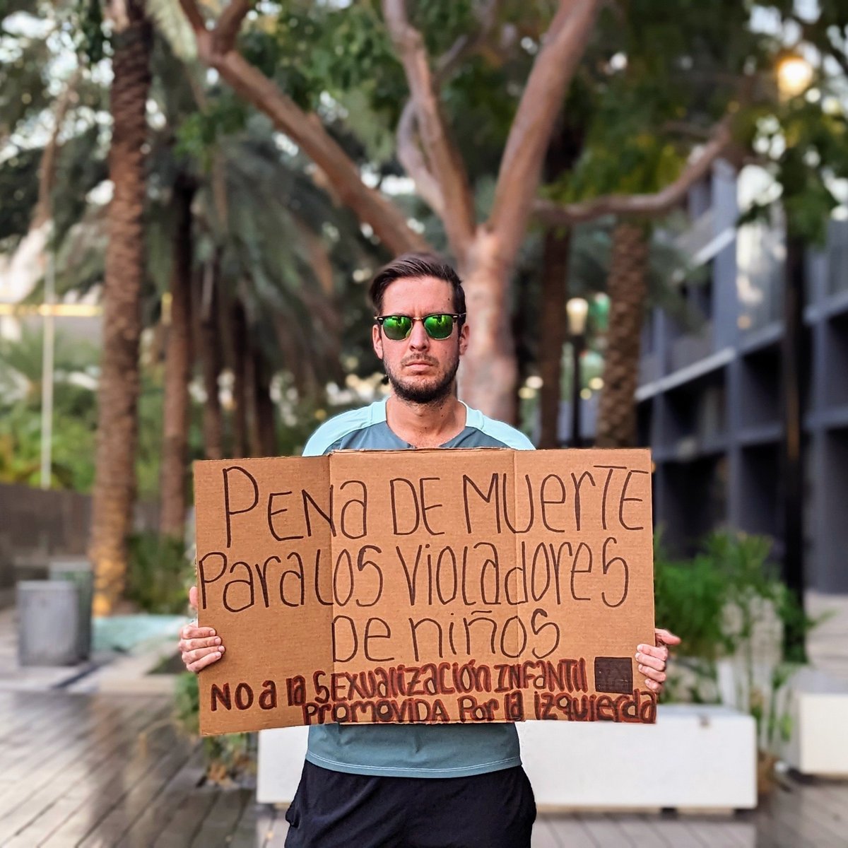 EmmaRincon's tweet photo. Me pueden llenar todos los días mi cuenta de bots con cualquier tipo de comentarios. No me importa (tampoco voy a bloquearlos porque sencillamente crean 30 cuentas nuevas) yo seguiré defendiendo la niñez y pidiendo pena de muerte para los que se atrevan a poner sus sucias manos en los niños.

Los libros pornográficos, los shows de Drag Queens, la sexualización e incitación a destruir órganos sexuales de niños en nombre de la ideología de género no debería tener cabida en nuestra sociedad. 

Que los adultos hagan lo que quieran con sus vidas, pero hay que respetar la niñez. Los trastornados solo quieren contaminar a los niños con sus aberraciones para abusar de ellos y tratar de crear una sociedad pervertida, sin valores y sin familia.

Esto no es nada nuevo, la destrucción de la familia fue una de las ideas de Marx que los enajenados del presente siguen intentando. La familia es la última línea de resistencia ante la tiranía del pensamiento único. Podrán adoctrinar en escuelas, en organismos e instituciones, pero no dentro de los hogares, por eso hay que defender a nuestros hijos y a la familia.
