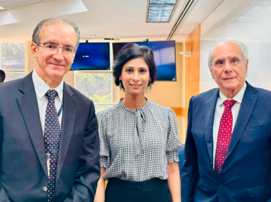 FGVIBRE's tweet photo. #IMFMeeting | It was a pleasure having the First Deputy Managing Director of the International Monetary Fund, @GitaGopinath,  at the headquarters of @FGV_oficial in Rio de Janeiro for a meeting with researchers and students of economics. #fgvibre #epge #economy #rj #IMF
[1/2] 🧵 https://t.co/ceDhbl5tJo